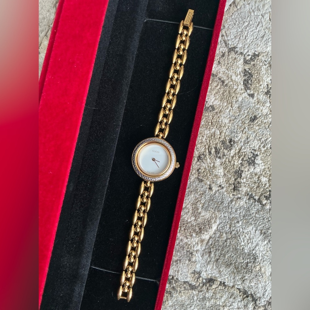 Beautiful DRESSY GUCCI chain bezel watch🔥🔥🔥 - Picture 6 of 16